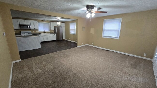 Foto del edificio - 3 Bed/1.5 Bath - Large fenced in yard!