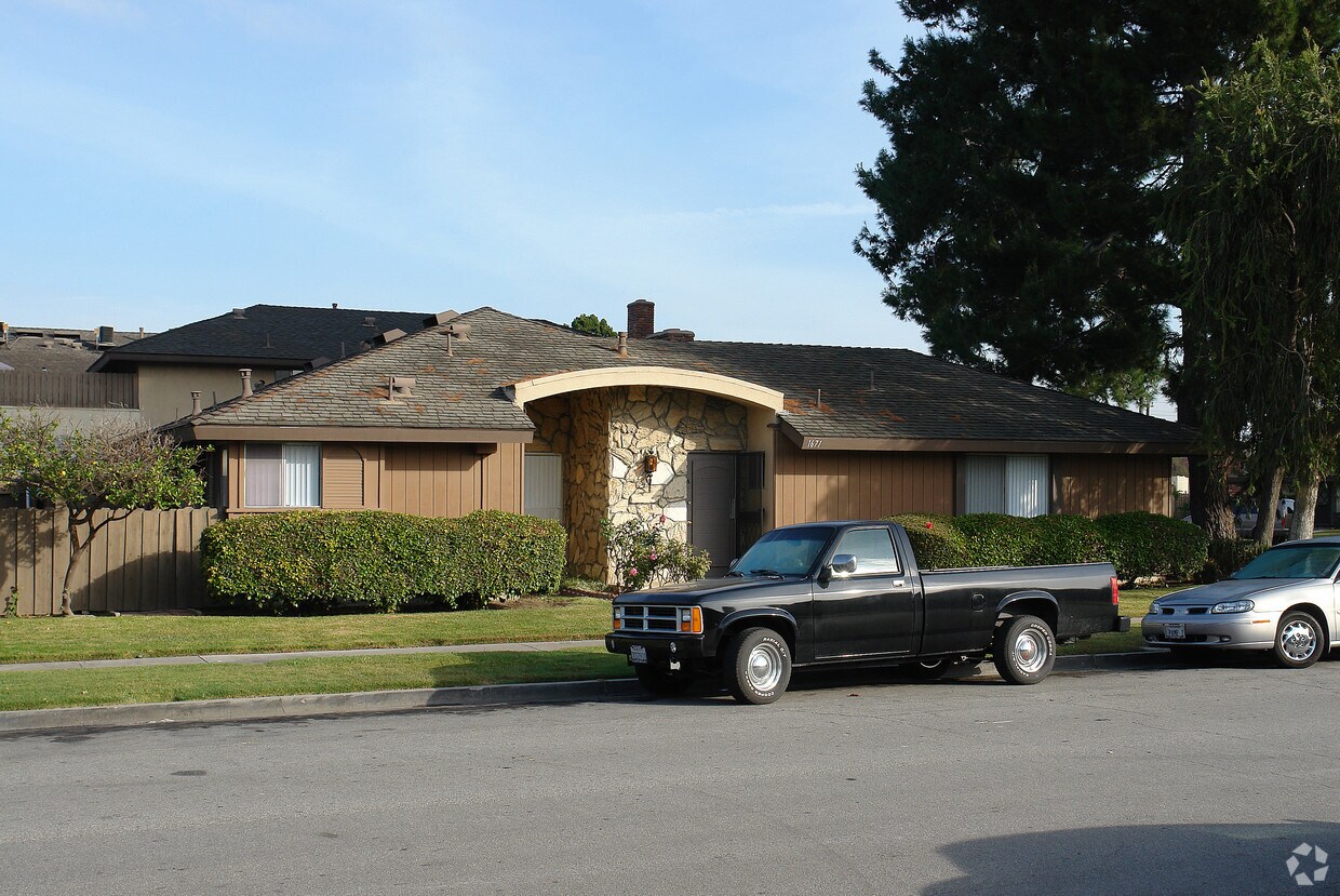 Primary Photo - 1671 W Cindy Ln