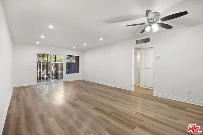 Foto del edificio - 18350 Hatteras St