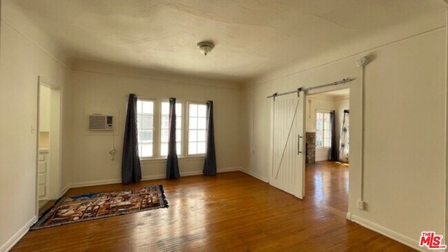 Foto del edificio - 635 N Plymouth Blvd