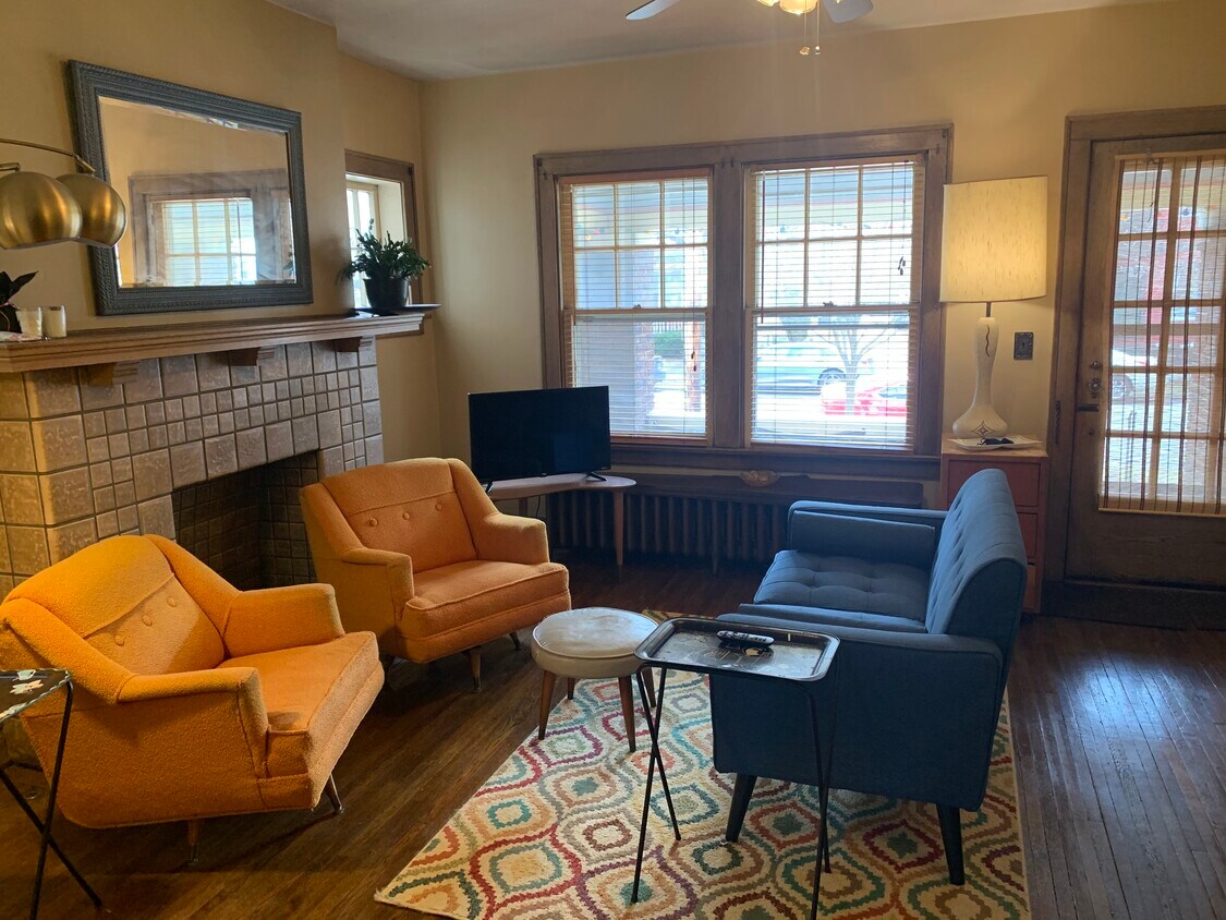 Living room - 114 W 2nd Ave