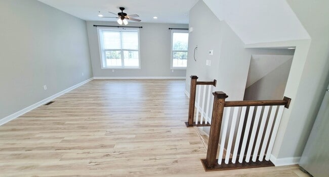 Building Photo - 3 Bed / 2-1/2 Bath Single Family Townhome w/1-Car Garage
