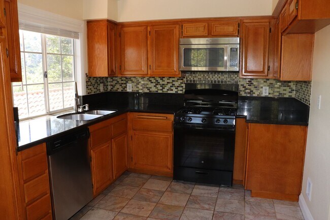 Foto del edificio - VIEW FROM THIS UPGRADED 2 BD/ 2 BA Gem!