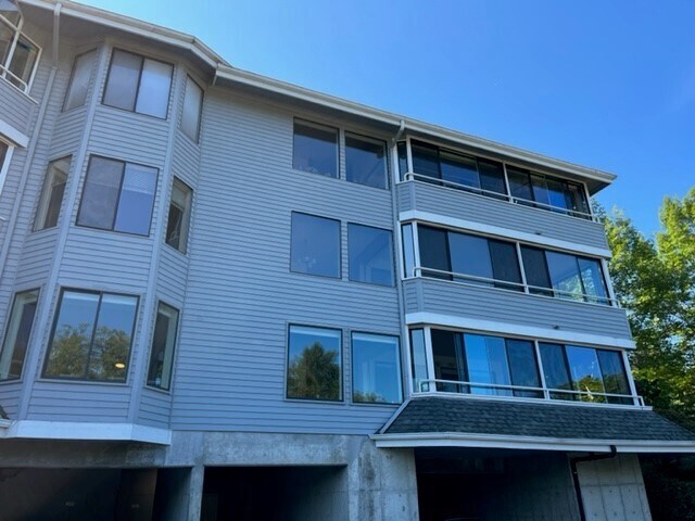La unidad está llena de izquierda a derecha en el segundo piso. - 1224 6th Ave S