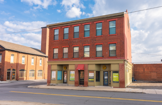 Building Photo - 818 12th St