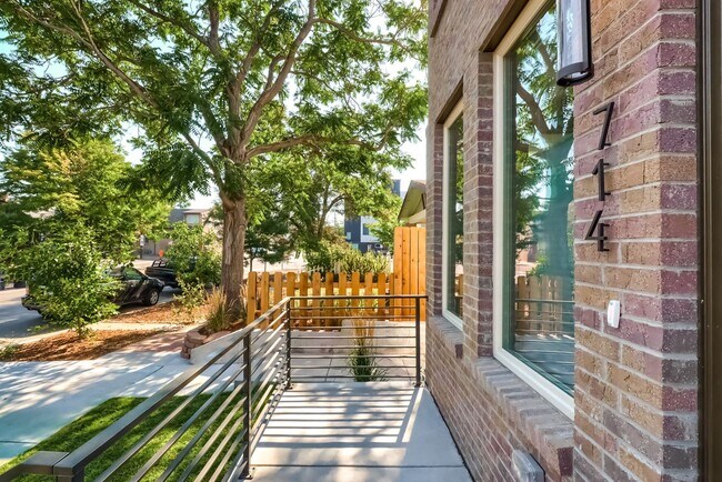 Building Photo - 3 bedroom Townhome + 2 Large Flex Spaces &...