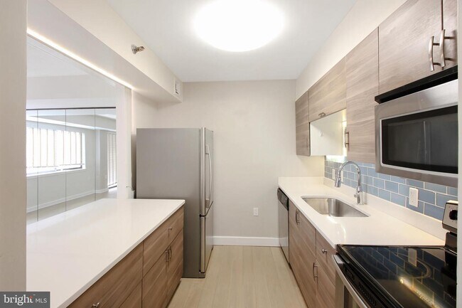 Foto del edificio - 1301 N Courthouse Rd