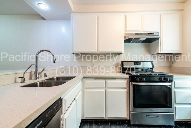 Foto del edificio - 2-Bed, 2-Bath Townhouse with Private Patio...