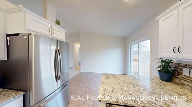 Building Photo - Stunning 4-Bedroom 2-Bathroom Home with Fully Fenced Yard