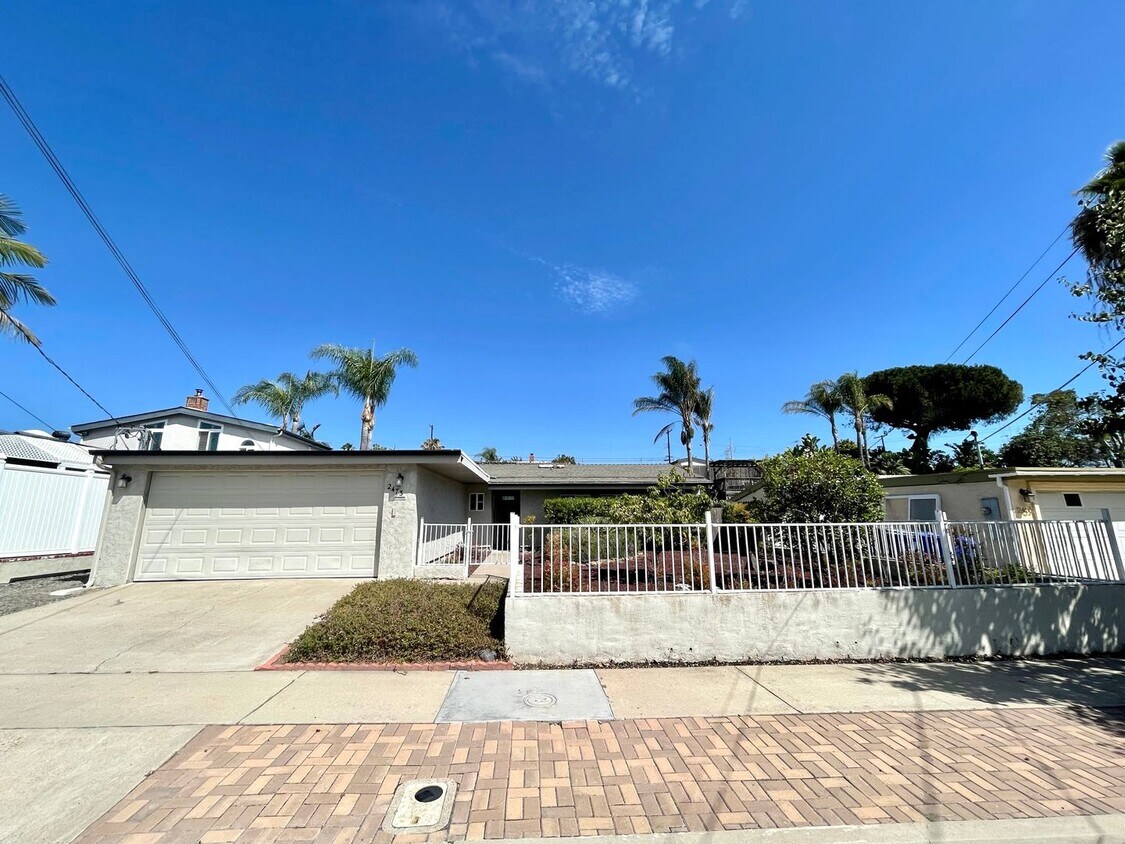 Primary Photo - Beautiful 3B/2BA located in Sera Mesa with...