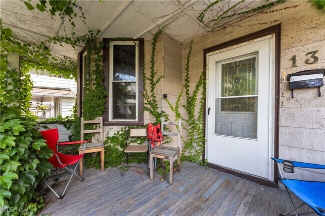Building Photo - 1345 W 61st St