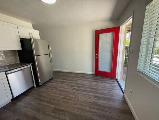 Foto del edificio - South Scottsdale Studio Casita w/ Private Patio | 4 Weeks Free | Remodeled Quartz & Stainless Kit...