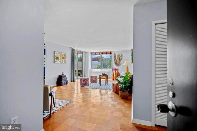 Foto del edificio - 3001 Veazey Terrace NW