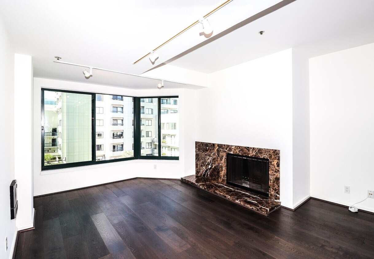 Foto principal - Two Bedrooms, Two Baths Town-home With 1 G...
