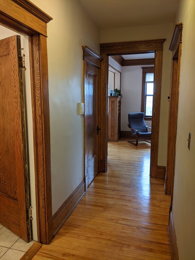 Building Photo - 1110 W 25th St