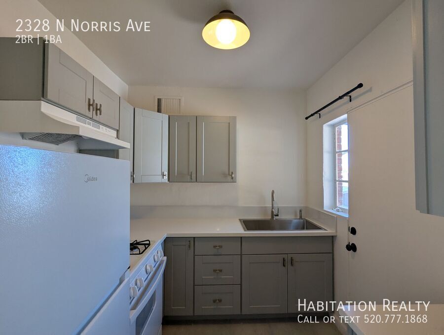 Foto principal - Remodeled 2Bed/1Bath with Designer Touches...