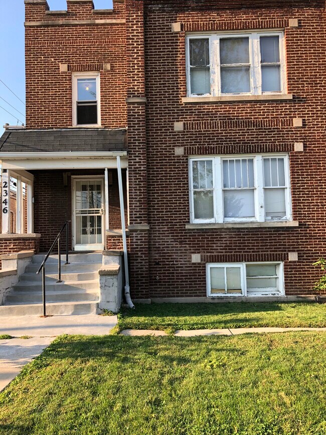 Edificio de ladrillo antiguo y seguro - 2346 122nd St