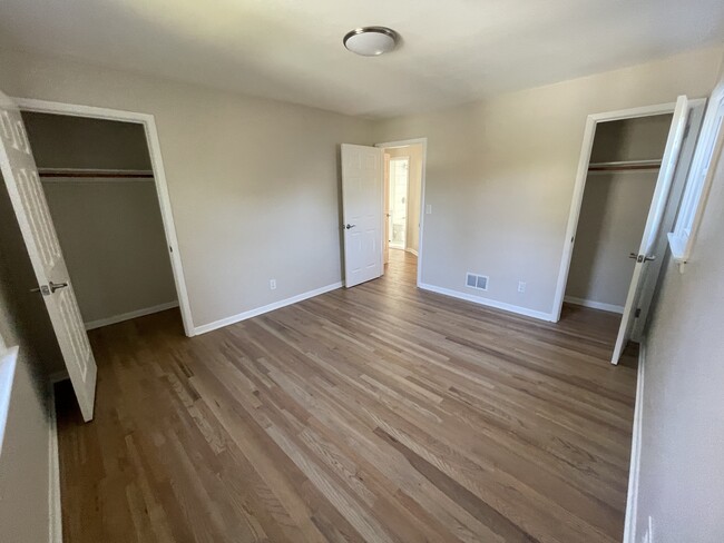Bedroom with 2 closets - 25 Lexington Ave