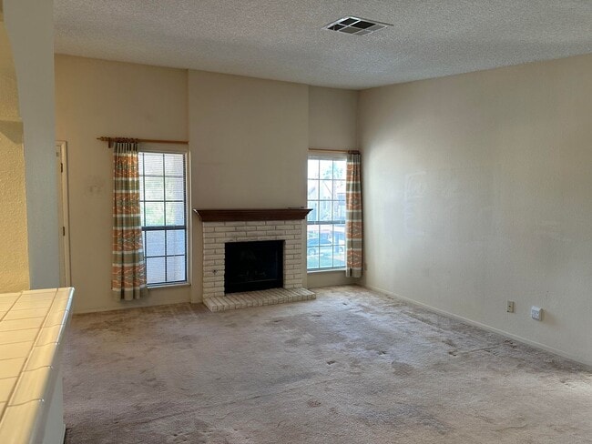 Foto del edificio - 2 bedroom condo near UNLV