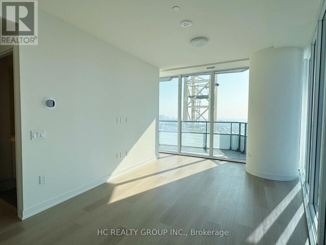 Photo du bâtiment - 448 Burnhamthorpe Rd W