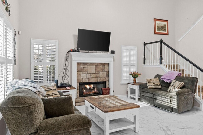 Building Photo - 66 Woodmont Ln