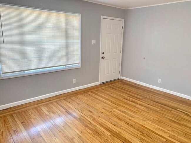 Foto del edificio - Great 3 bed 1.5 bath House with Garage in ...