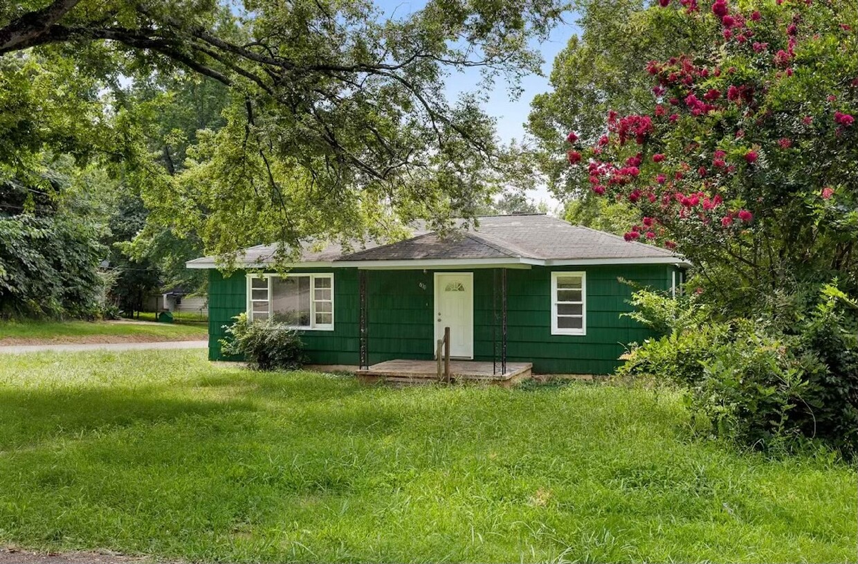 Primary Photo - Cozy and Newly Renovated 3 Bedroom 1 Bath ...