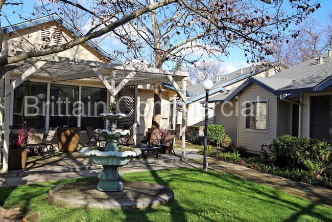 Building Photo - 7764 Poplar Ave