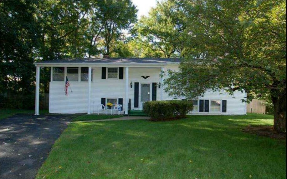 Primary Photo - 8 Greenfield Ct