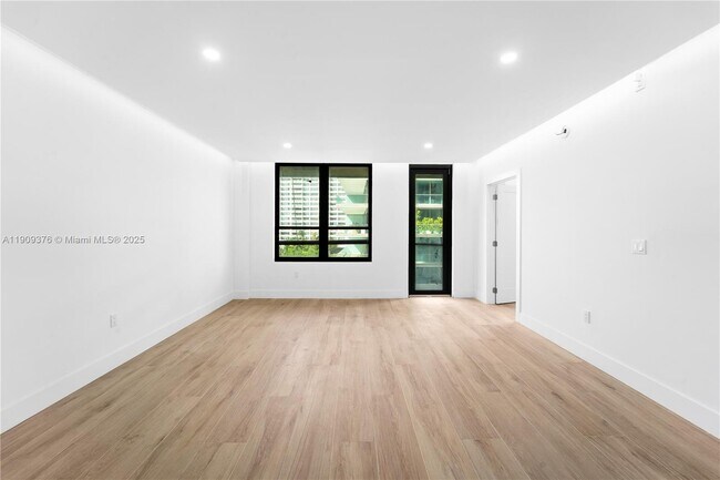 Foto del edificio - $3,200MONTHLY;10185 COLLINS AVE # 722 BAL HARBOUR, FL 33154