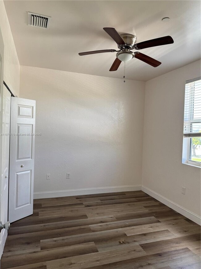 Foto del edificio - 1525 NW 60th St
