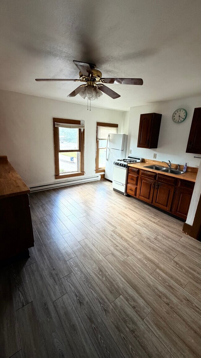 Building Photo - 2 Bed 1 Bath Unit For Rent Tionesta PA