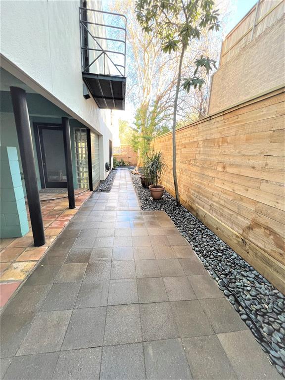 Foto del edificio - 516 S Post Oak Ln