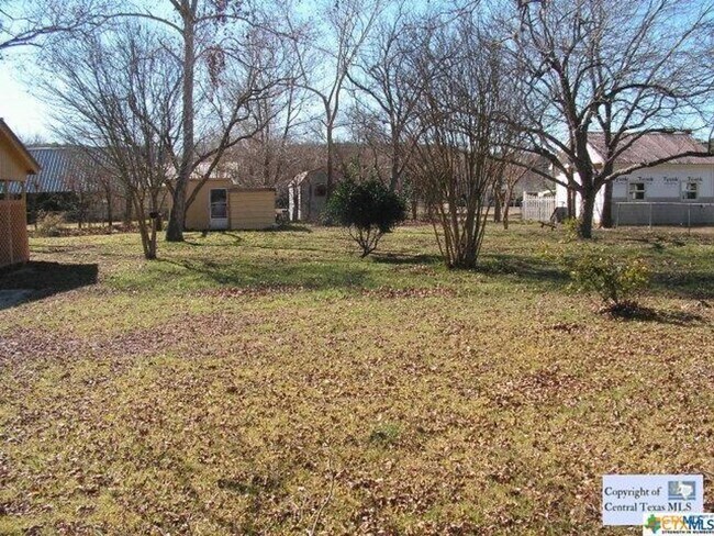 Building Photo - NEW ON MARKET (4 ACRE HOA GUADALUPE RIVER PARK COUPLE BLOCKS AWAY)