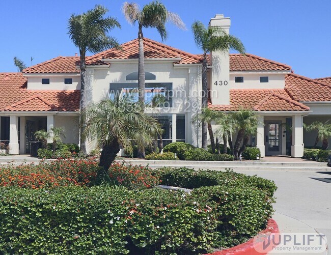 Foto del edificio - 3 Bed, 2 Bath Condo Near the Beach