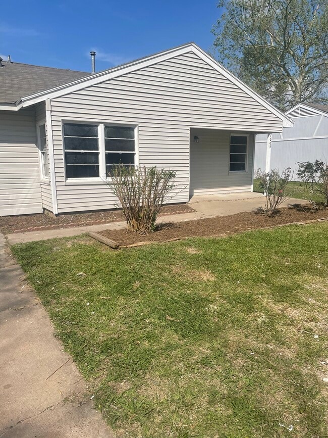 Building Photo - 1005 Southampton Dr