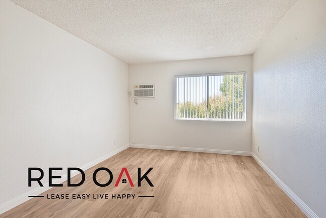 Building Photo - Amazing Top Floor One Bedroom with Spaciou...