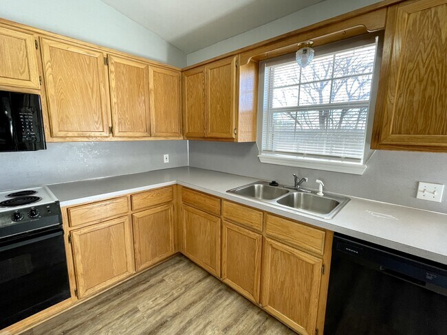 Building Photo - 2301 Cimmaron Dr