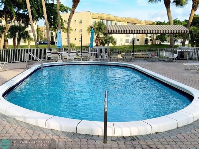 Foto del edificio - 8305 Sunrise Lakes Blvd