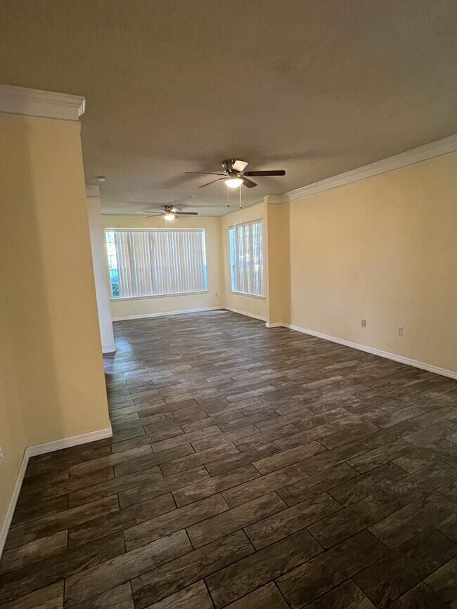 Foto del edificio - 13025 Mulberry Park Dr