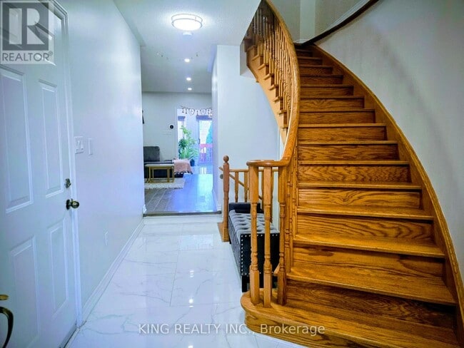 Building Photo - 131 Royal Appian Crescent