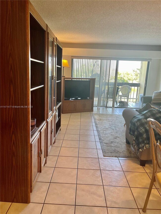 Building Photo - 8881 Fontainebleau Blvd
