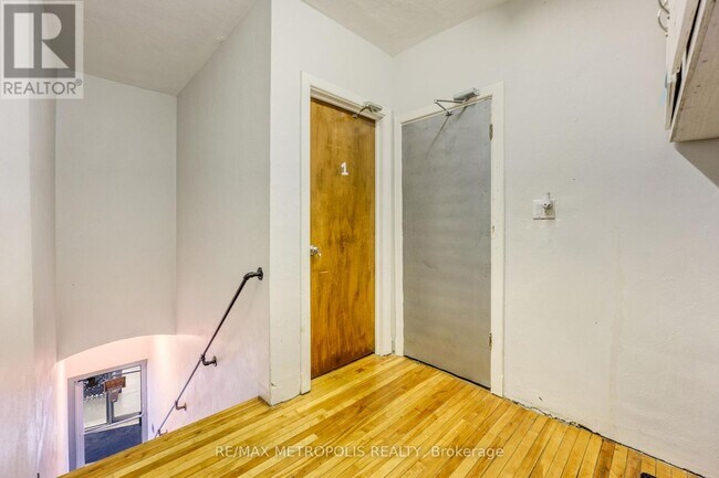 Photo du bâtiment - 1548 St Clair Pkwy