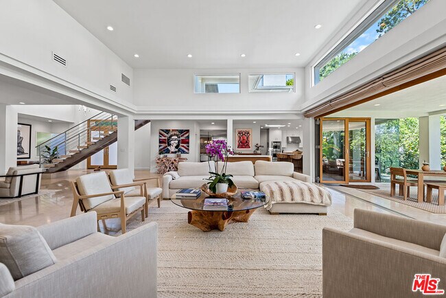 Foto del edificio - 10424 Valley Spring Ln