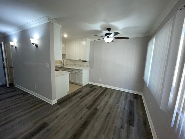 Building Photo - 345 S Manhattan Pl