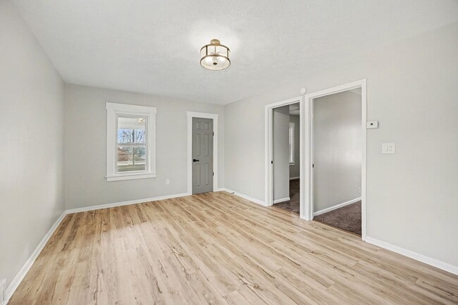 Foto del edificio - Updated 3BR Upper Unit with Garage Parking and Porch