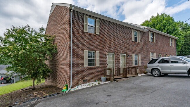 Foto del edificio - 111 Hughes Road, Unit 111-1