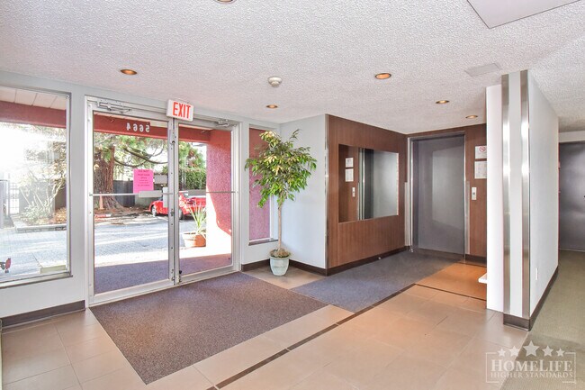 Photo du bâtiment - Modern 1-Bedroom Condo at Latimer Village....