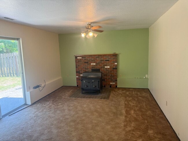 Foto del edificio - 3 Bed 2.5 Bath Large house