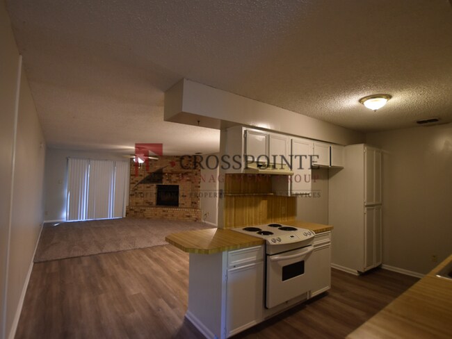 Foto del edificio - Adorable 3-bedroom, 2-bath duplex with 2-car garage in The Highlands Addition